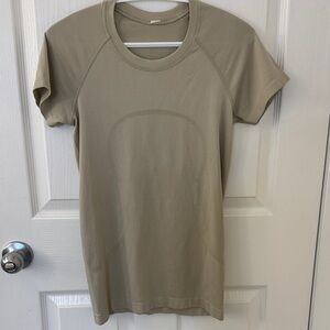 lululemon athletica Beige Swiftly Short Sleeve Tee hip length